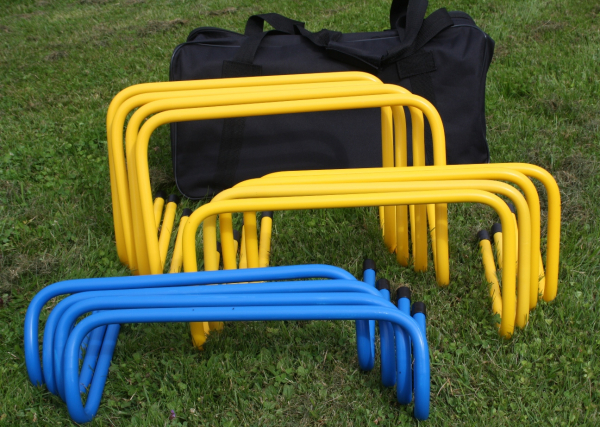 12 häckar med väska. 4 x 15 cm blå, 4 x 23 cm gula och 4 x 30 cm gula i gruppen Träningsprodukter / Häckar hos Bobo-Konen (20-35)